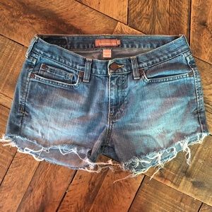 Abercrombie & Fitch distresses jean shorts